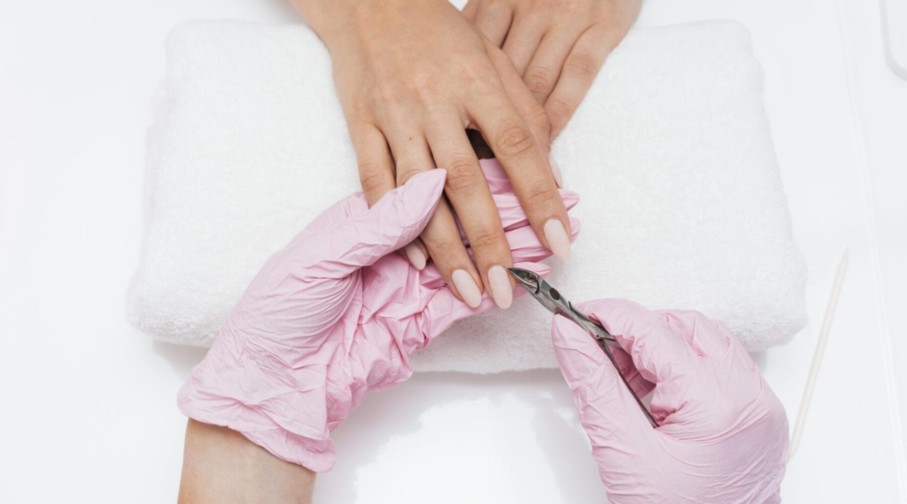Robisz sobie manicure hybrydowy? Zapomniałaś o ważnych kwestiach!