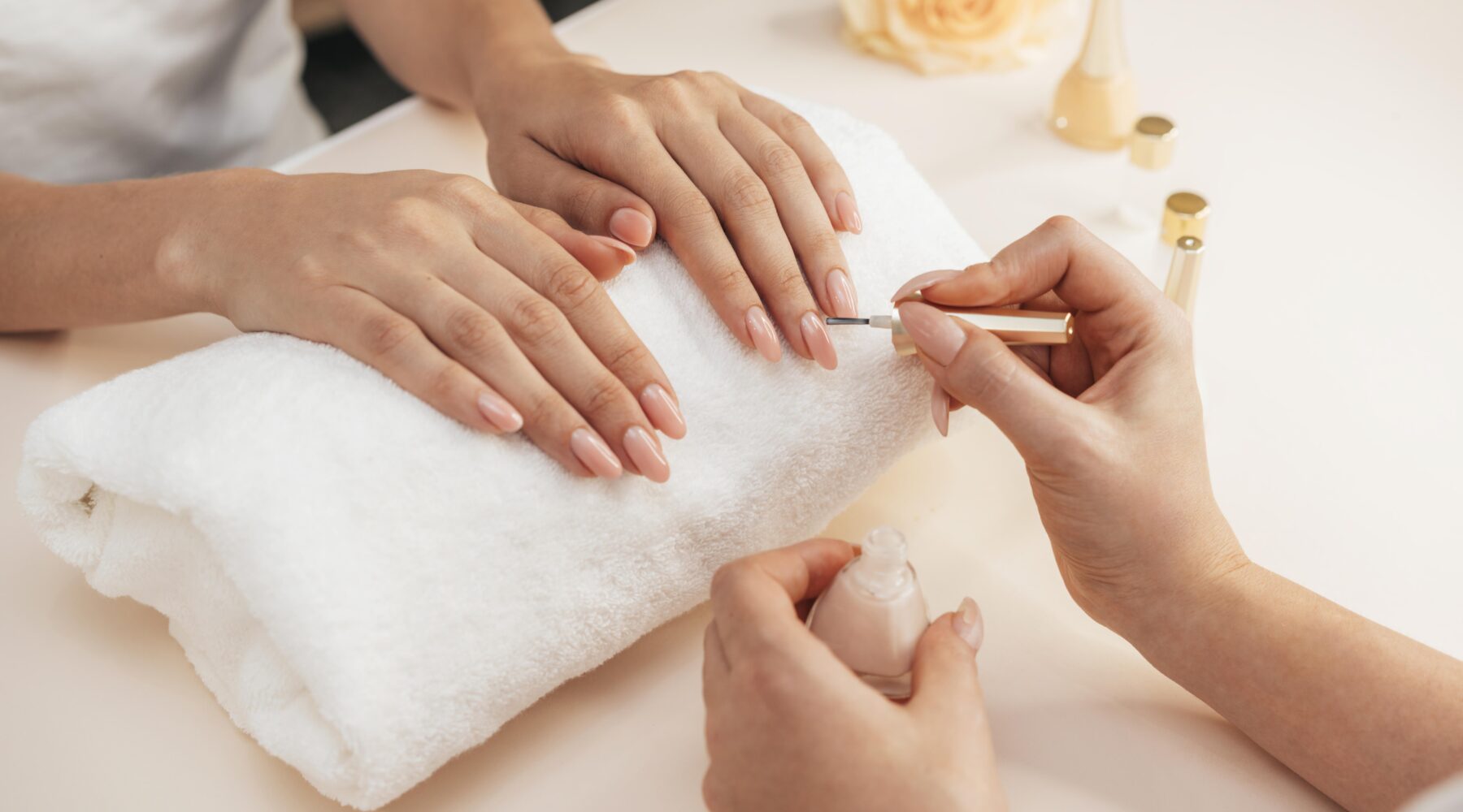 Nail Detox – Jak odpocząć od manicure hybrydowego i odbudować paznokcie?.