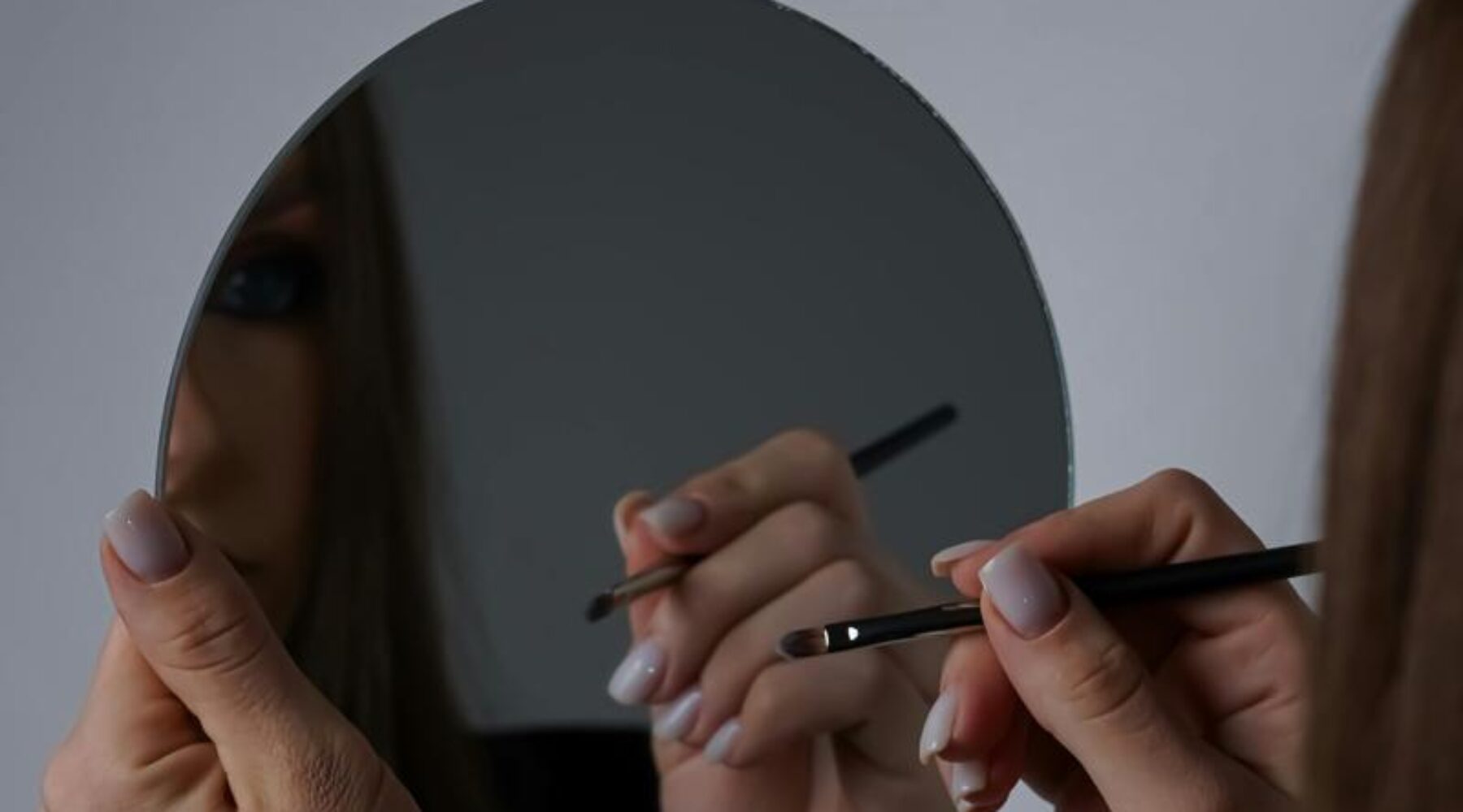 Jak malować kreskę eyelinerem: przewodnik od podstaw po zaawansowane techniki