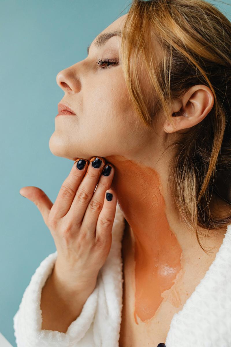 women applying foundation-61773d58fa5d4197b485b65b0e68c5e1.jpg women applying foundation