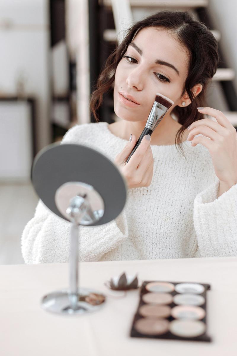 women applying foundation-61773d58fa5d4197b485b65b0e68c5e1.jpg women applying foundation